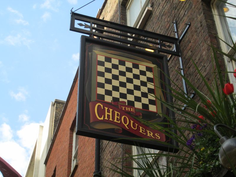 Chequers Tavern SW1 swingsign. (Pub, External, Sign). Published on 20-08-2014 