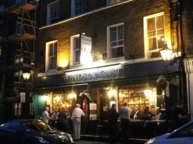 Windsor Castle Last Night 01 Aug 16 2016. (Pub, External, Sign, Customers). Published on 17-08-2016
