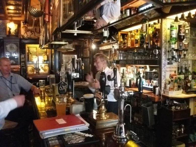 Windsor Castle Last Day 02 Edward Wheeler behind the bar (16th y. (Pub, Bar, Publican). Published on 17-08-2016