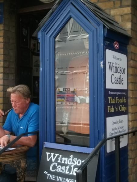 Windsor Castle in context 03 Aug 16 2016. (Pub, External, Sign, Customers). Published on 17-08-2016