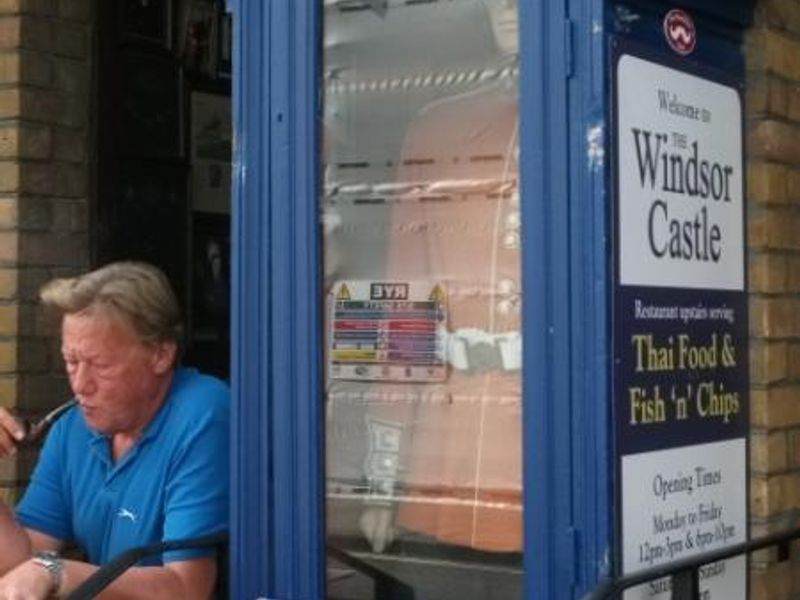 Windsor Castle in context 03 Aug 16 2016. (Pub, External, Sign, Customers). Published on 17-08-2016