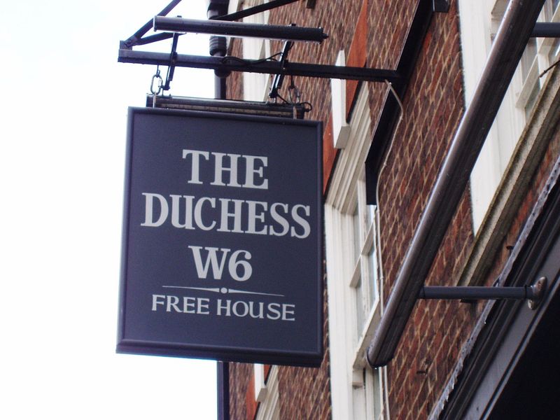 Duchess W6-4 Nov 2018. (Pub, External, Sign). Published on 11-11-2018