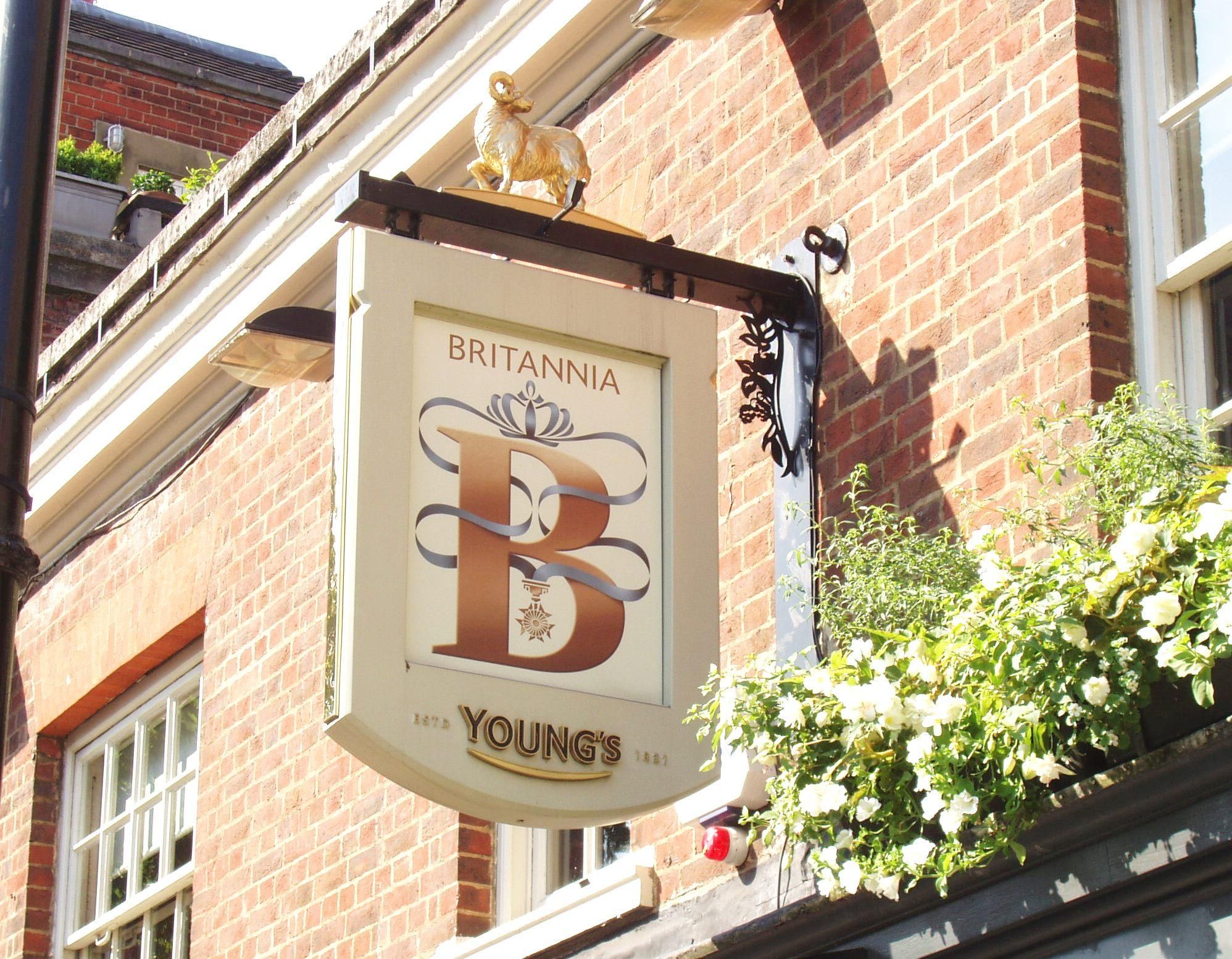 Britannia W8-swingsign July 2018. (Pub, External, Sign). Published on 01-07-2018