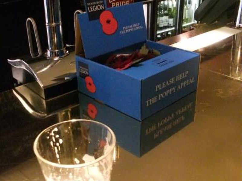 Browns Bar at the bar. (Pub, Bar). Published on 22-12-2013