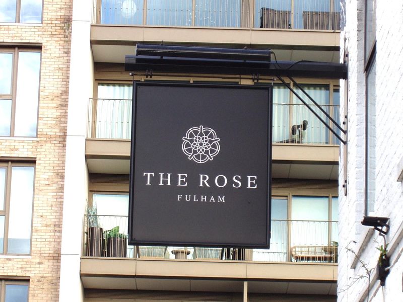 Rose SW6 swingsign Jan 2025. (Pub, External, Sign). Published on 07-01-2025 