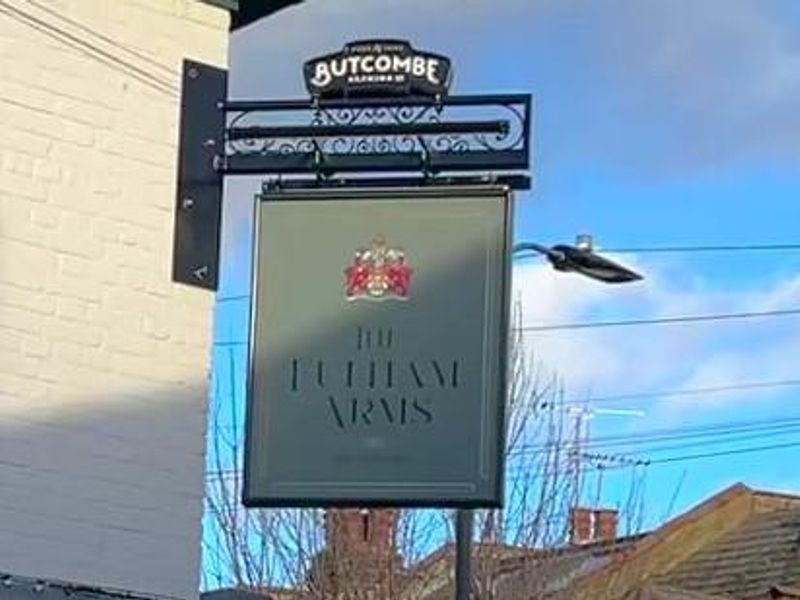 Fulham Arms-swingsign Jan 2025. (Pub, External, Sign). Published on 07-01-2025 