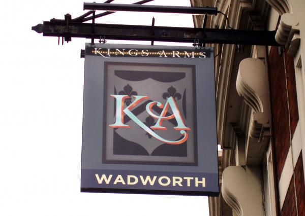 Kings Arms SW6 swingsign Sep 2016. (Pub, External, Sign). Published on 04-09-2016