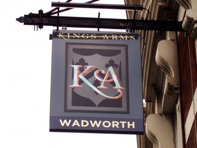 Kings Arms SW6 swingsign Sep 2016. (Pub, External, Sign). Published on 04-09-2016 