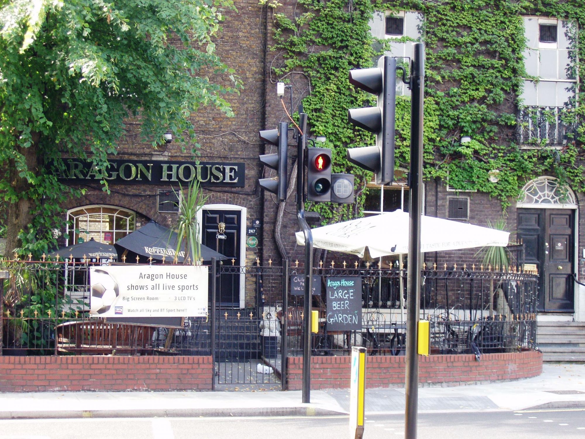 Aragon House SW6 July 2017. (Pub, External). Published on 09-07-2017