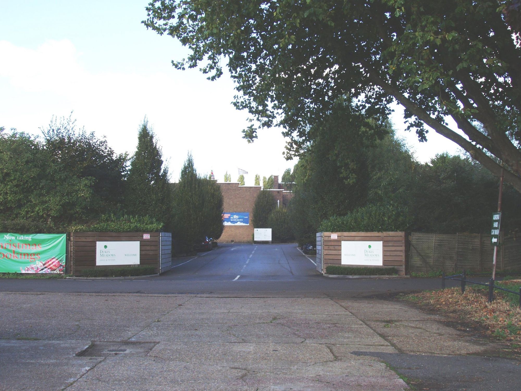 Dukes Meadows W4 entrance Oct 2016. (Pub, External). Published on 19-10-2016