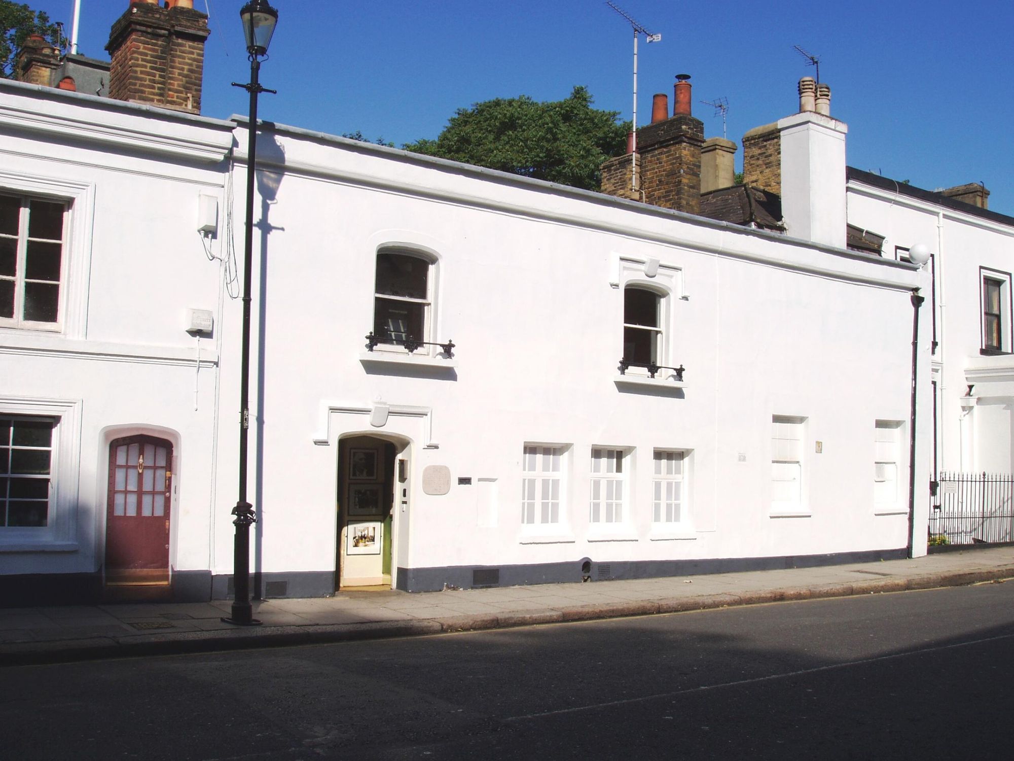 Chelsea Arts Club white wall July 2017. (Pub, External). Published on 02-07-2017