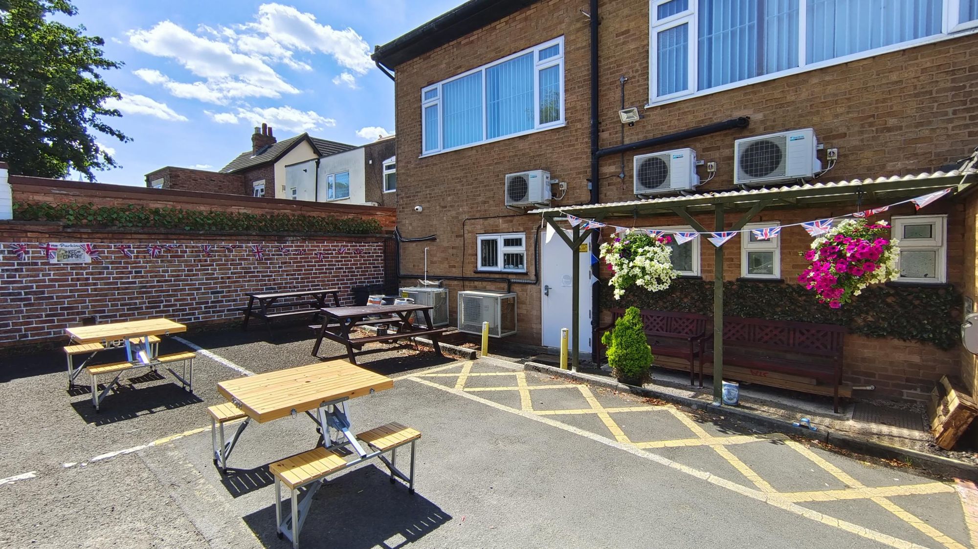 Exterior - Smoking and seating area. (External, Garden). Published on 08-08-2022