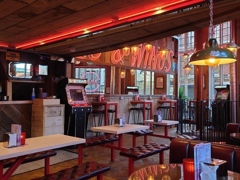 (Pub, Bar). Published on 16-10-2022 