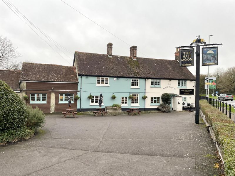 Half Moon Inn, Shaftesbury (Photo: Nick Yarwood 24/11/2025). (Pub, External). Published on 24-12-2025 