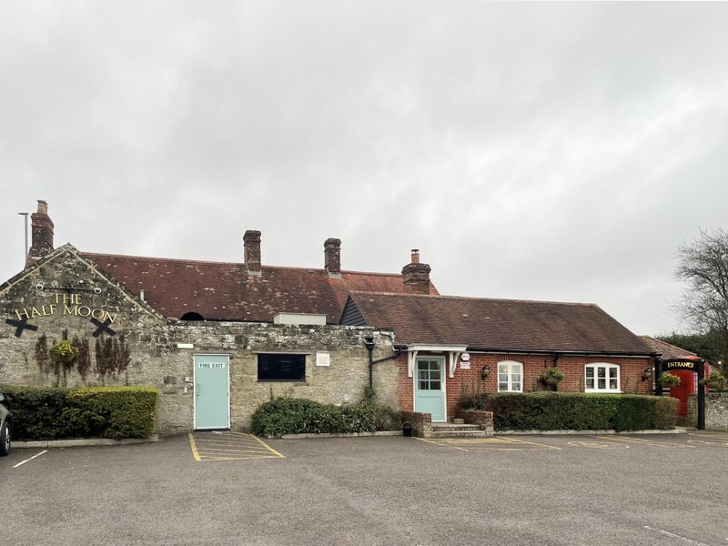 Half Moon Inn, Shaftesbury (Photo: Nick Yarwood 24/11/2025). (Pub, External). Published on 24-12-2025 