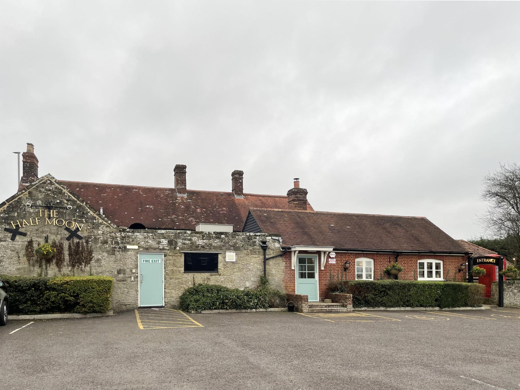 Half Moon Inn, Shaftesbury (Photo: Nick Yarwood 24/11/2025). (Pub, External). Published on 24-12-2025