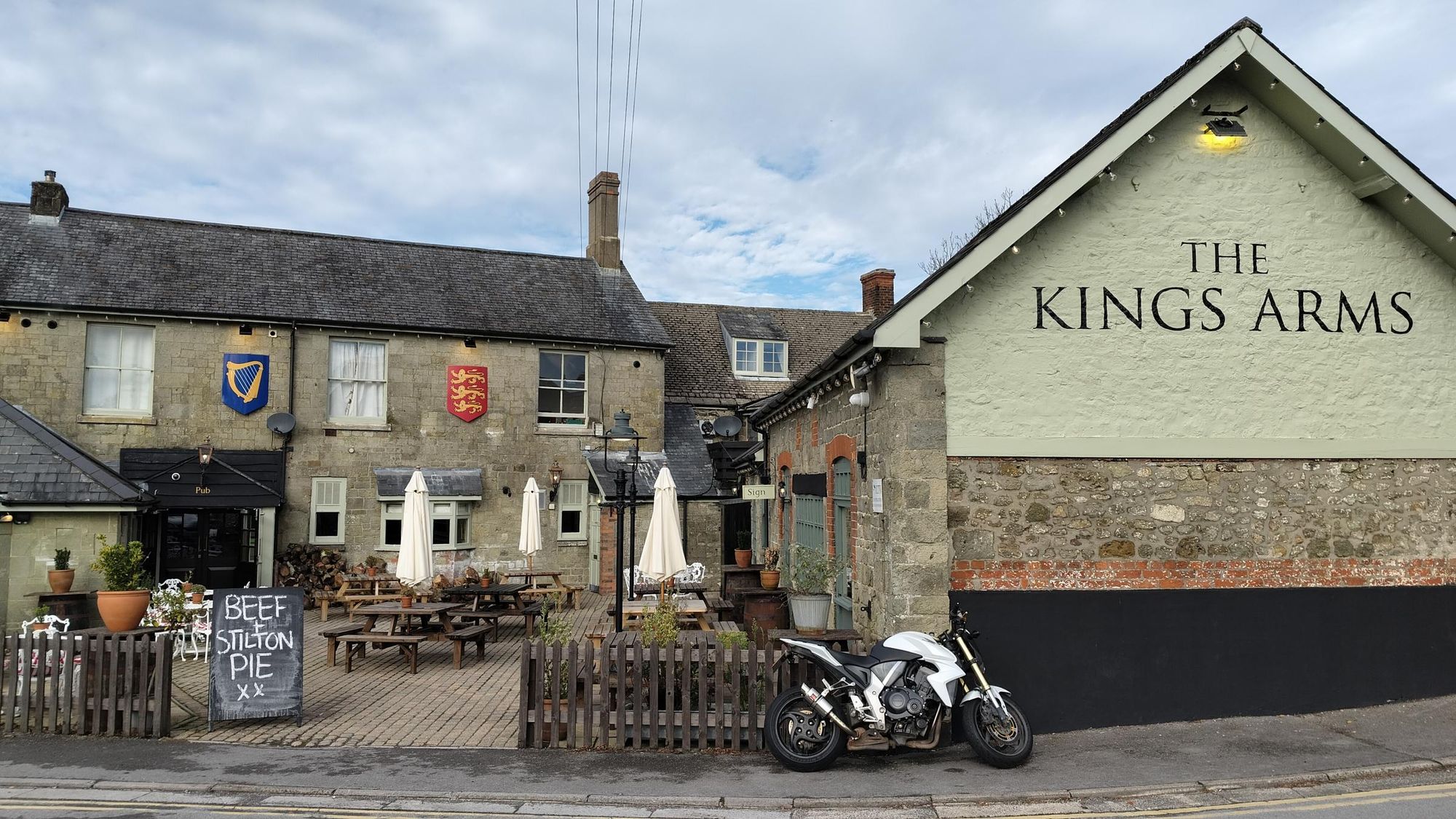 Kings Arms, Shaftesbury (Photo: Alan Molloy 22/10/2025). (Pub, External, Garden, Key). Published on 20-11-2025
