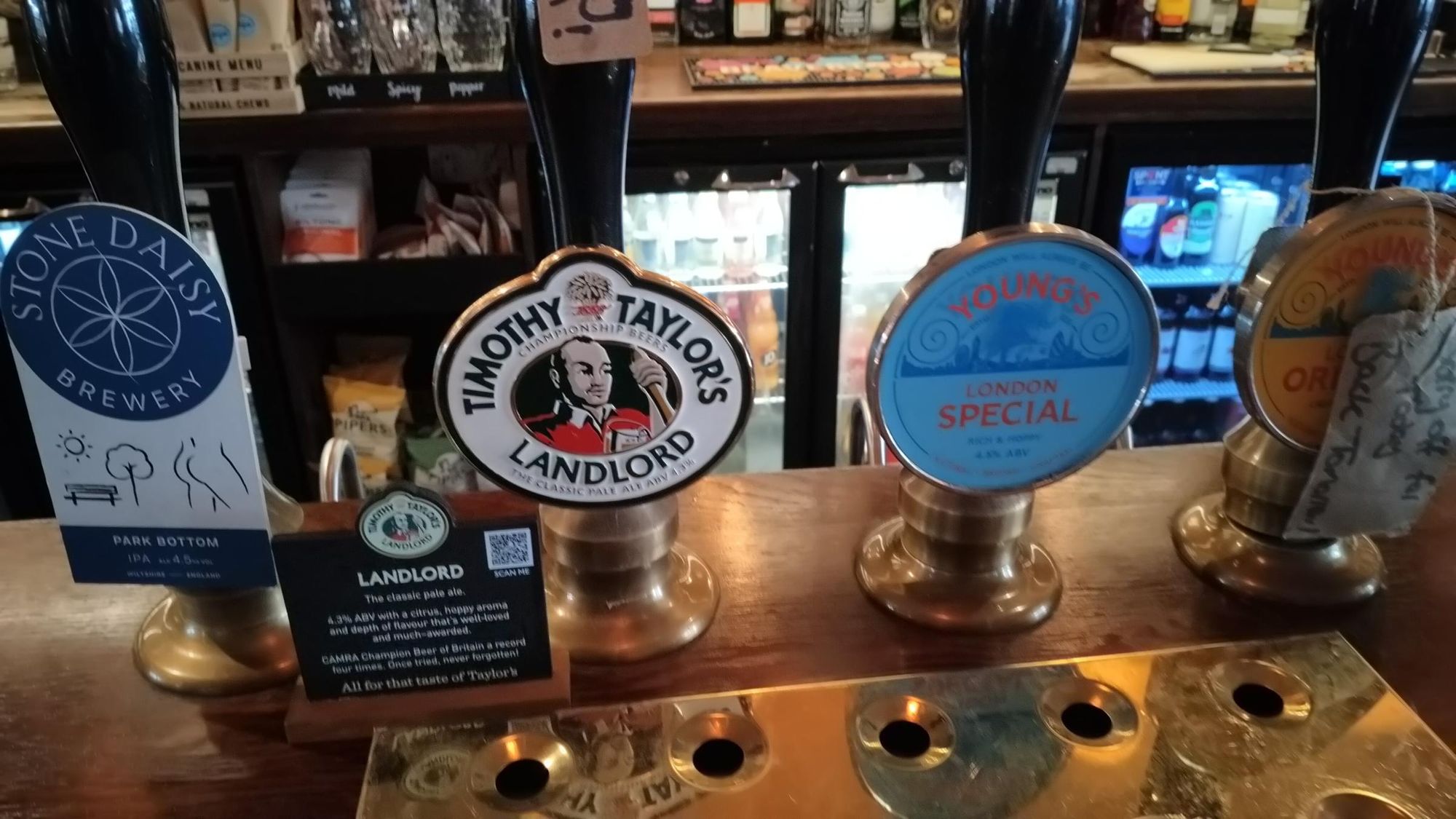 Mitre, Shaftesbury (Photo: Alan Molloy 22/10/2025). (Bar). Published on 20-11-2025