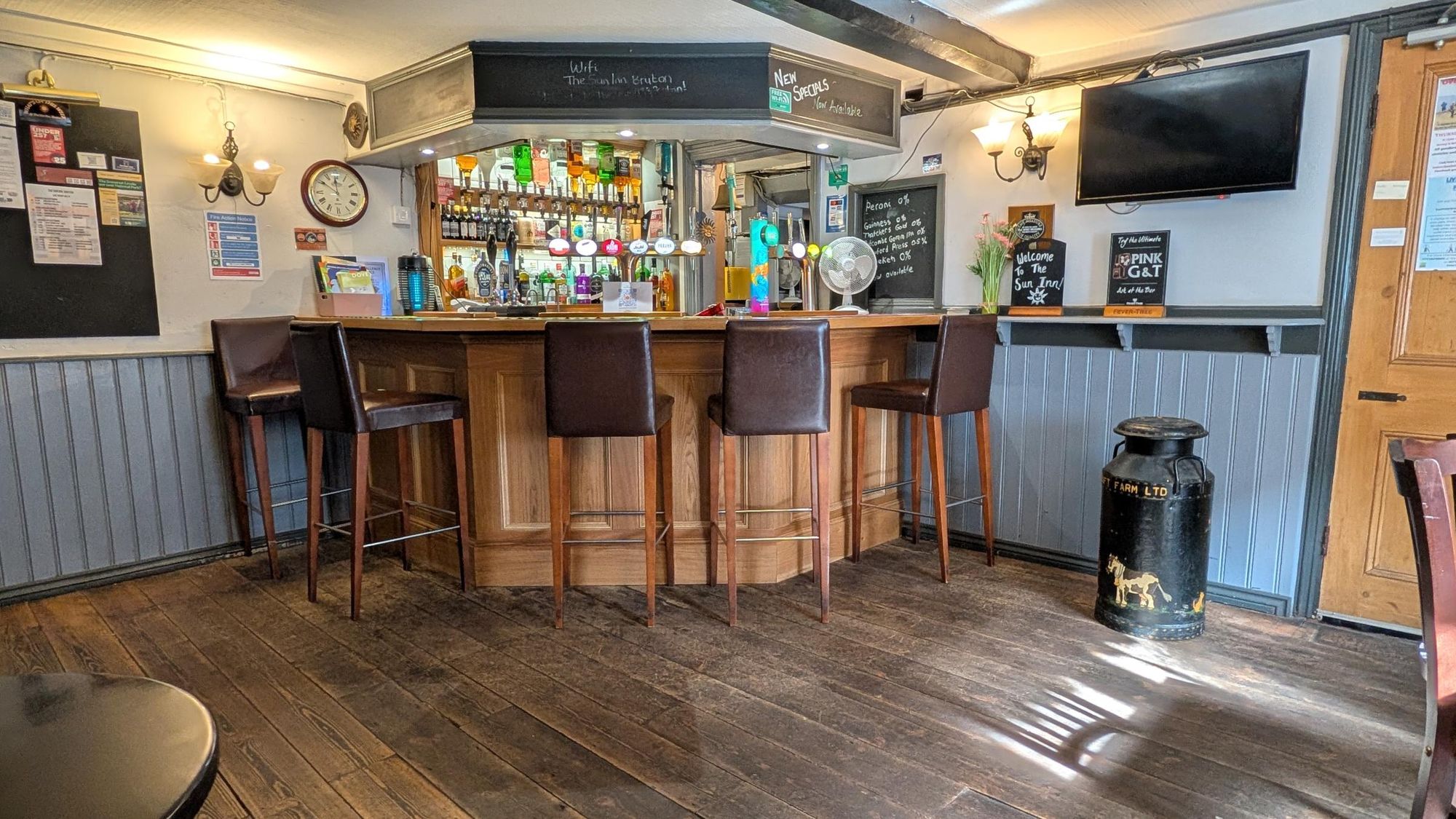 Left-hand Lounge Bar. Published on 26-09-2026