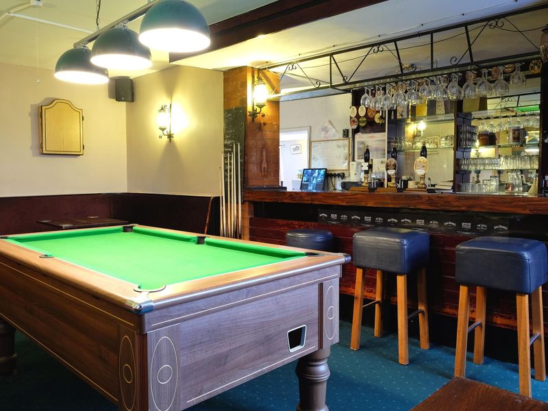 (Pub, Bar). Published on 01-04-2017