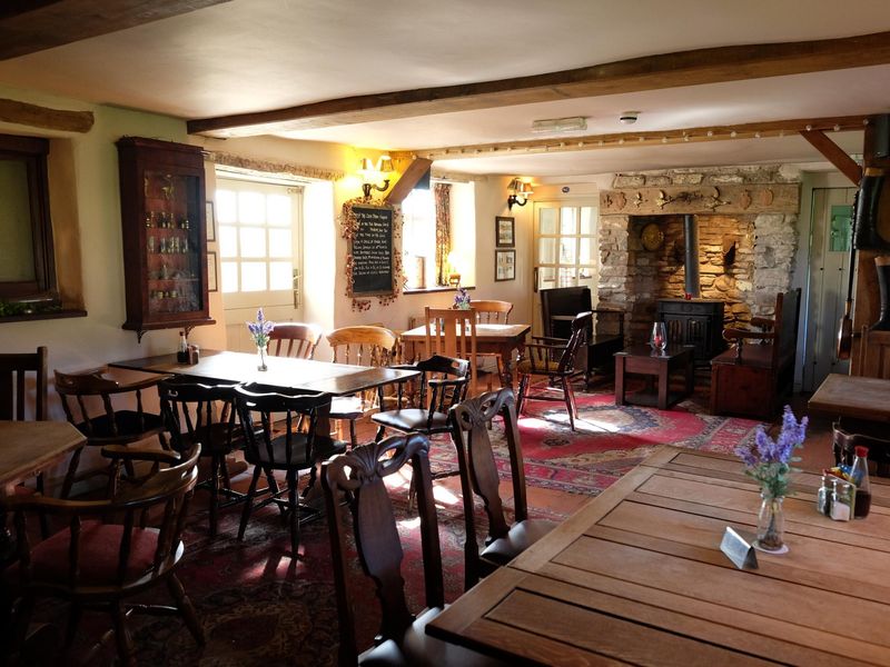 Tally Ho: Restaurant area behind bar. (Pub, Restaurant). Published on 15-05-2017 