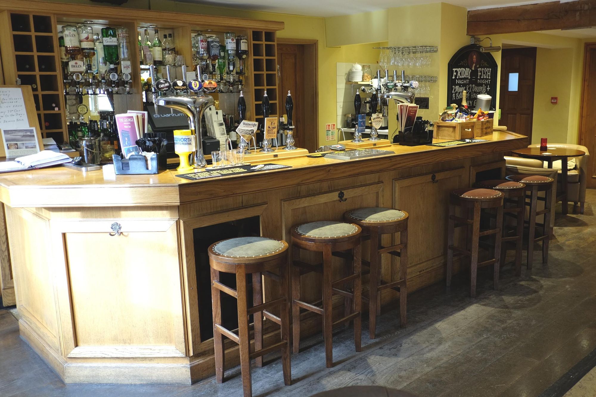 (Pub, Bar). Published on 15-10-2016