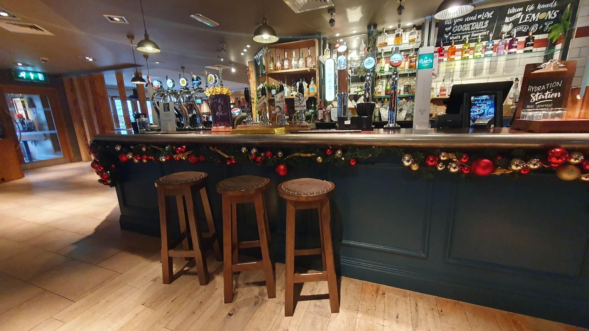 (Pub, Bar). Published on 04-12-2022