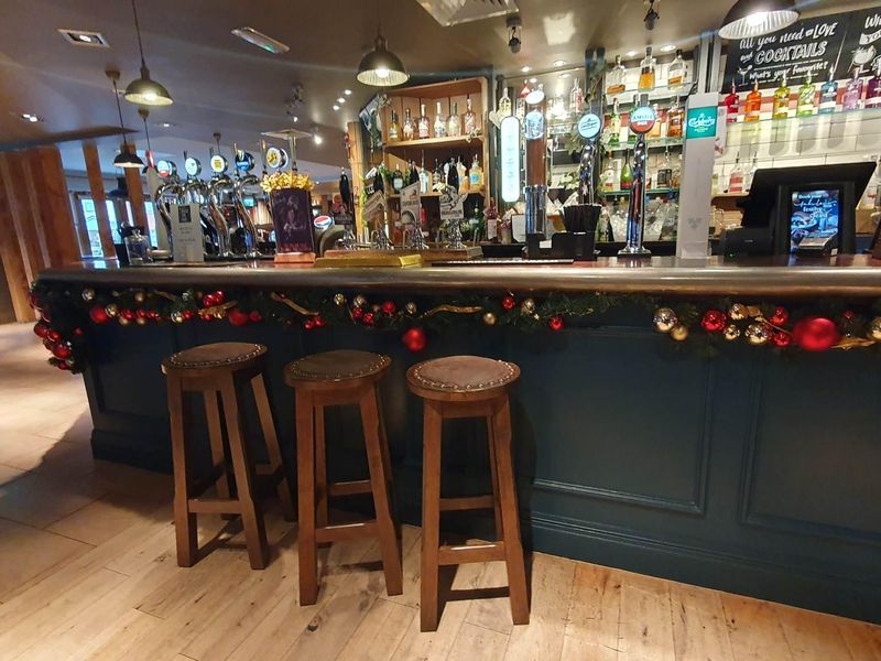 (Pub, Bar). Published on 04-12-2022