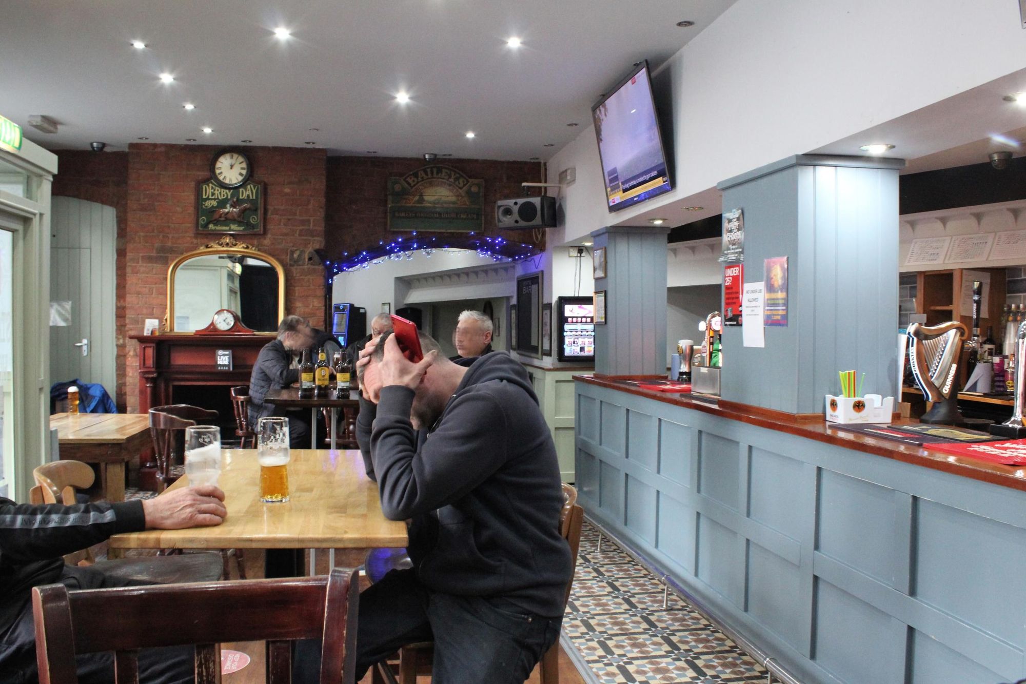 (Bar, Customers). Published on 16-11-2022