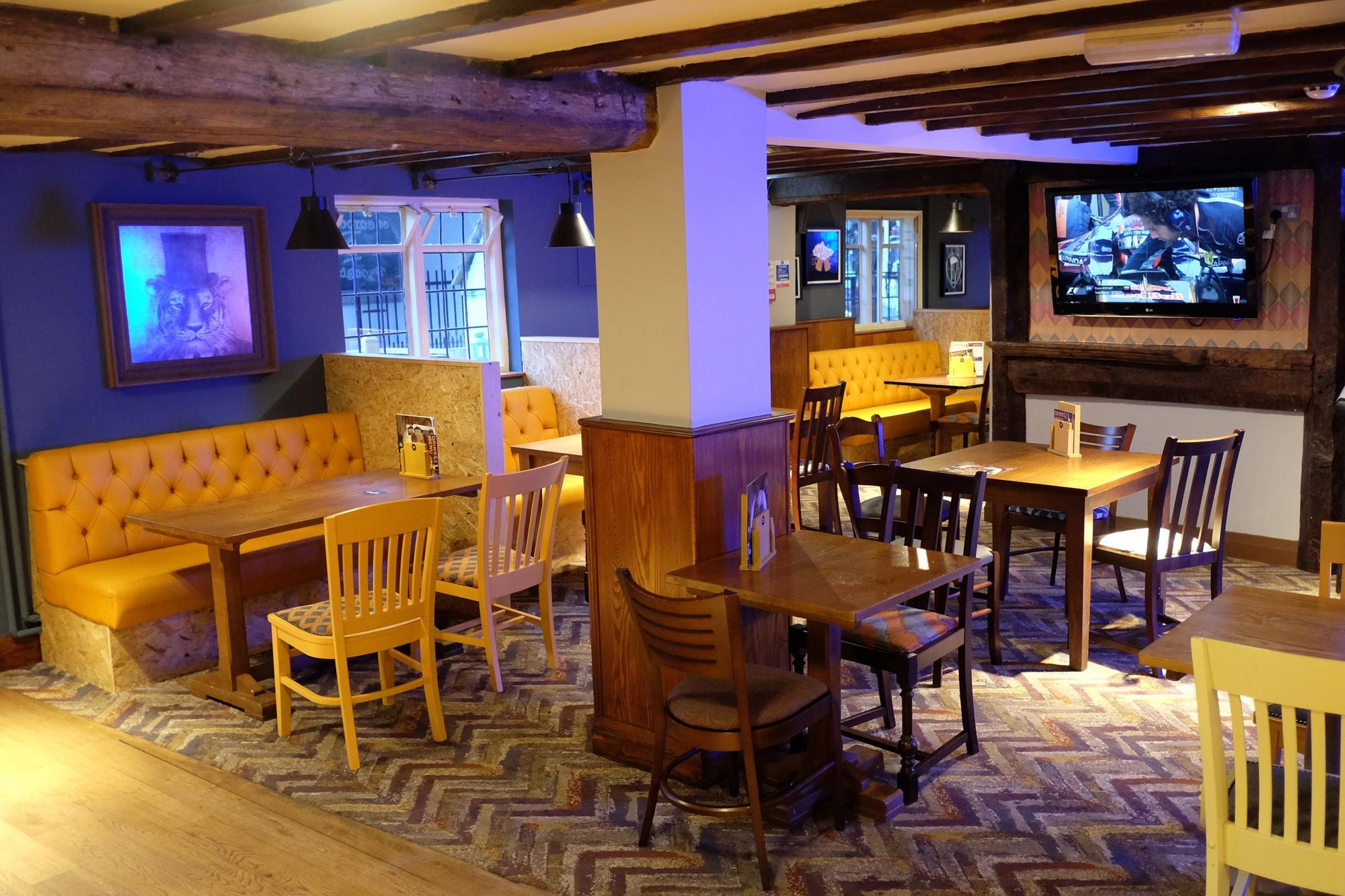 (Pub, Bar). Published on 14-11-2016