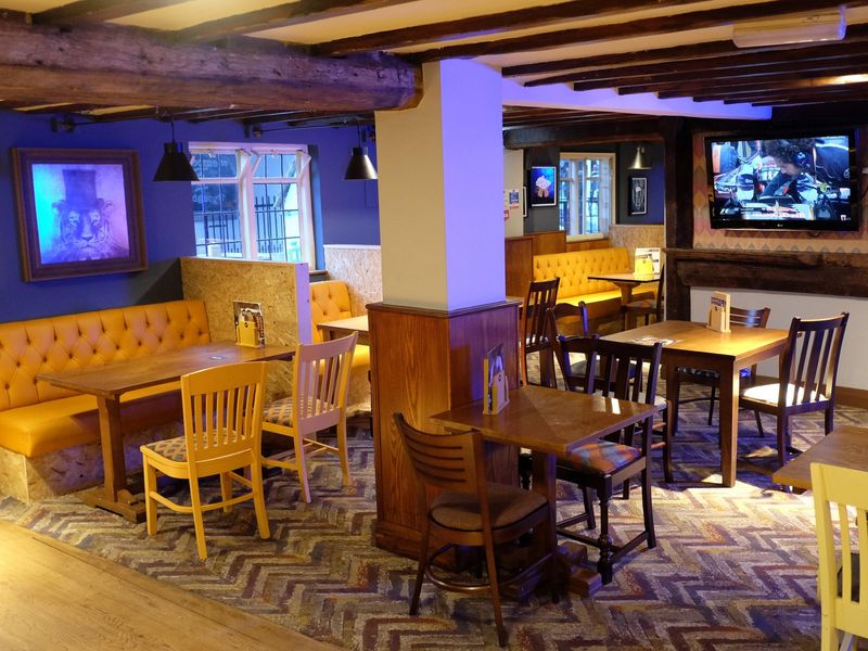 (Pub, Bar). Published on 14-11-2016 