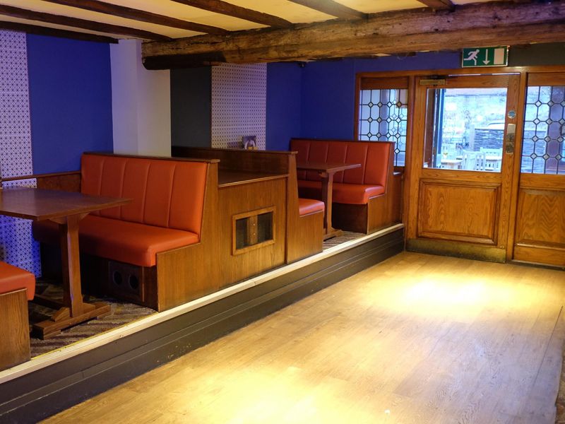 (Pub, Bar). Published on 14-11-2016 