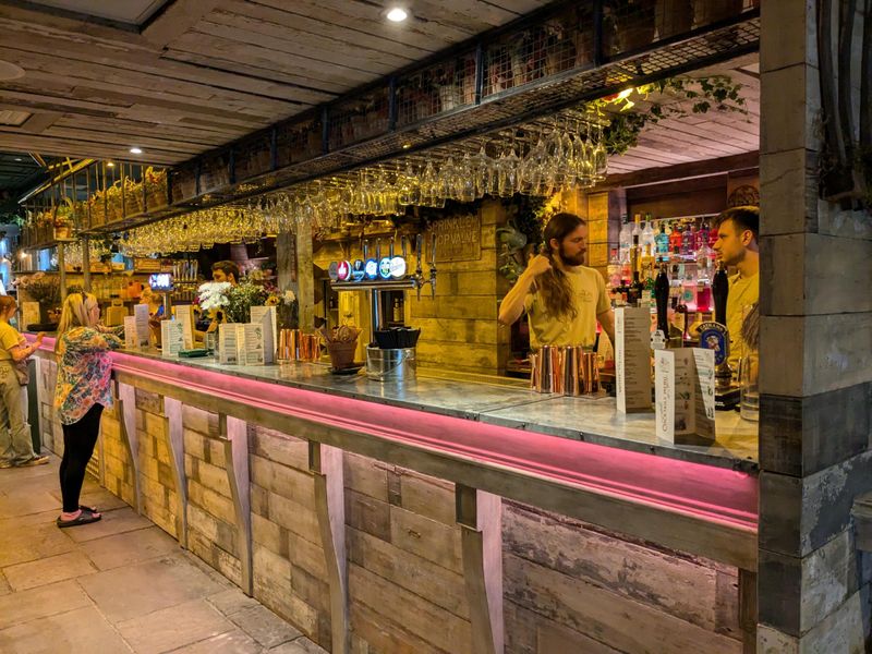 (Pub, Bar). Published on 25-07-2024 