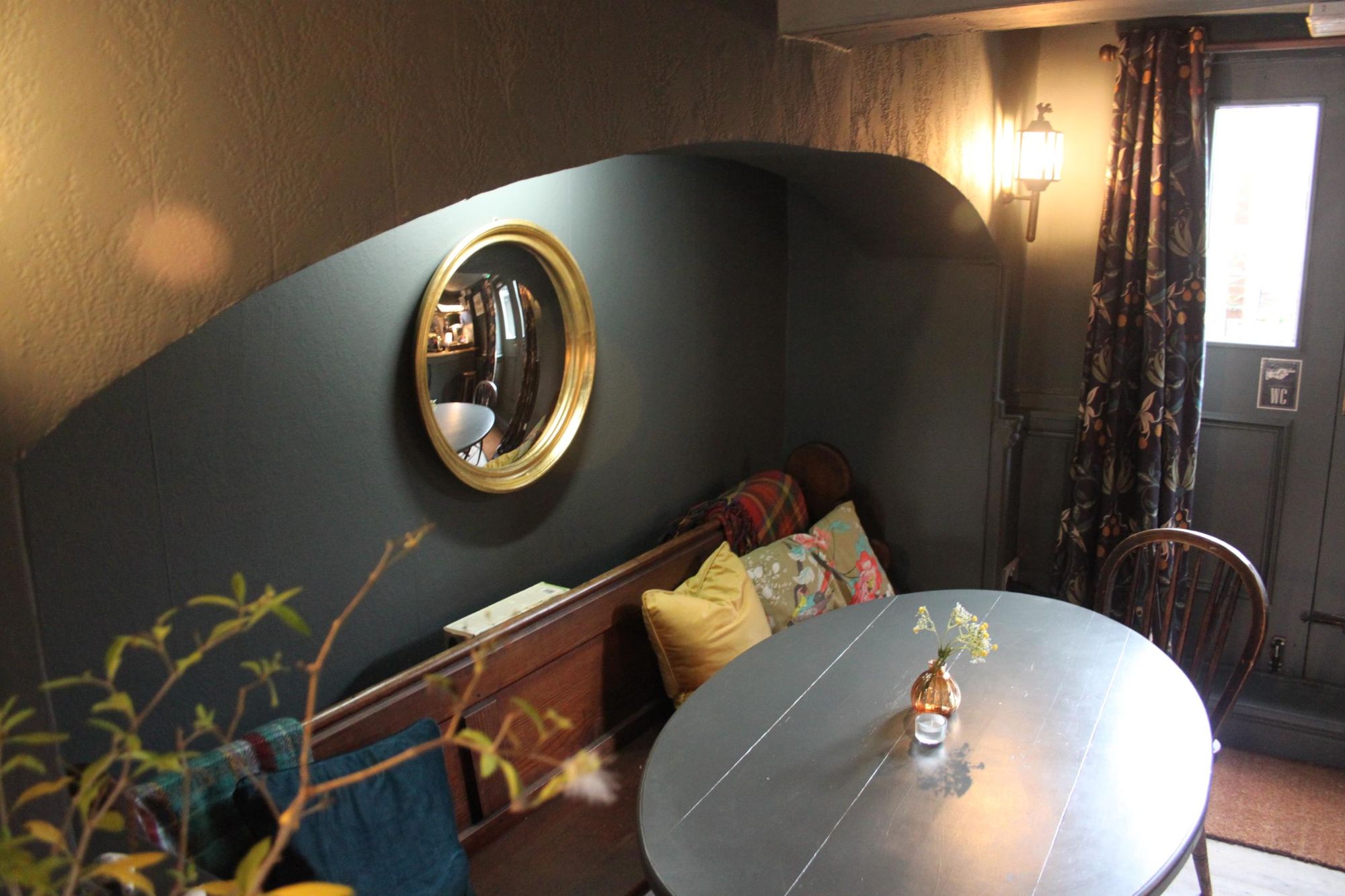(Pub, Bar). Published on 09-10-2022