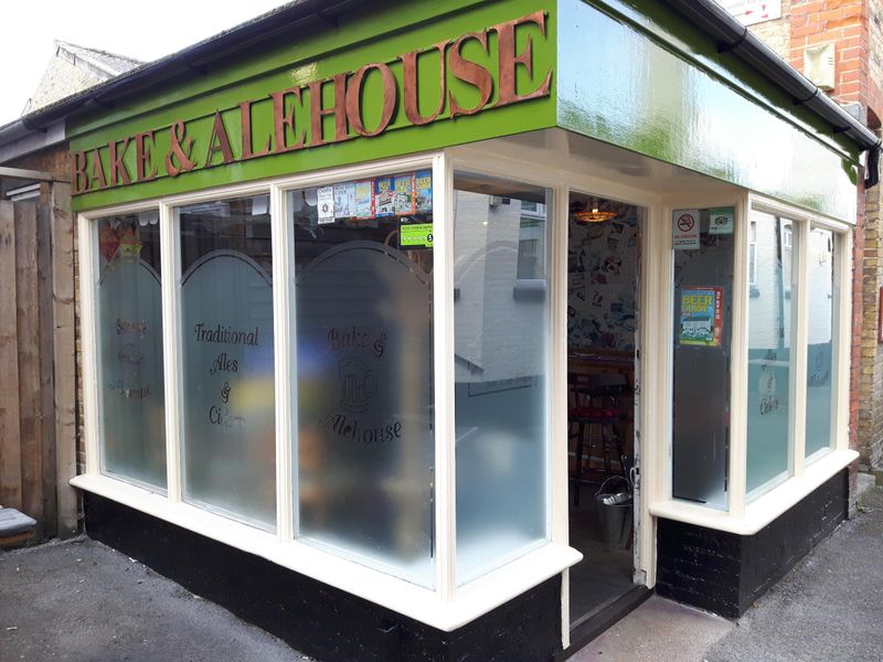 (Pub, External, Sign, Publican, Key). Published on 28-09-2016