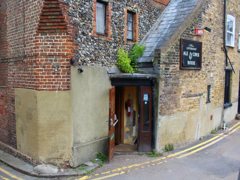 The back sometimes has outdoor seating.. (Pub, External). Published on 15-07-2021 