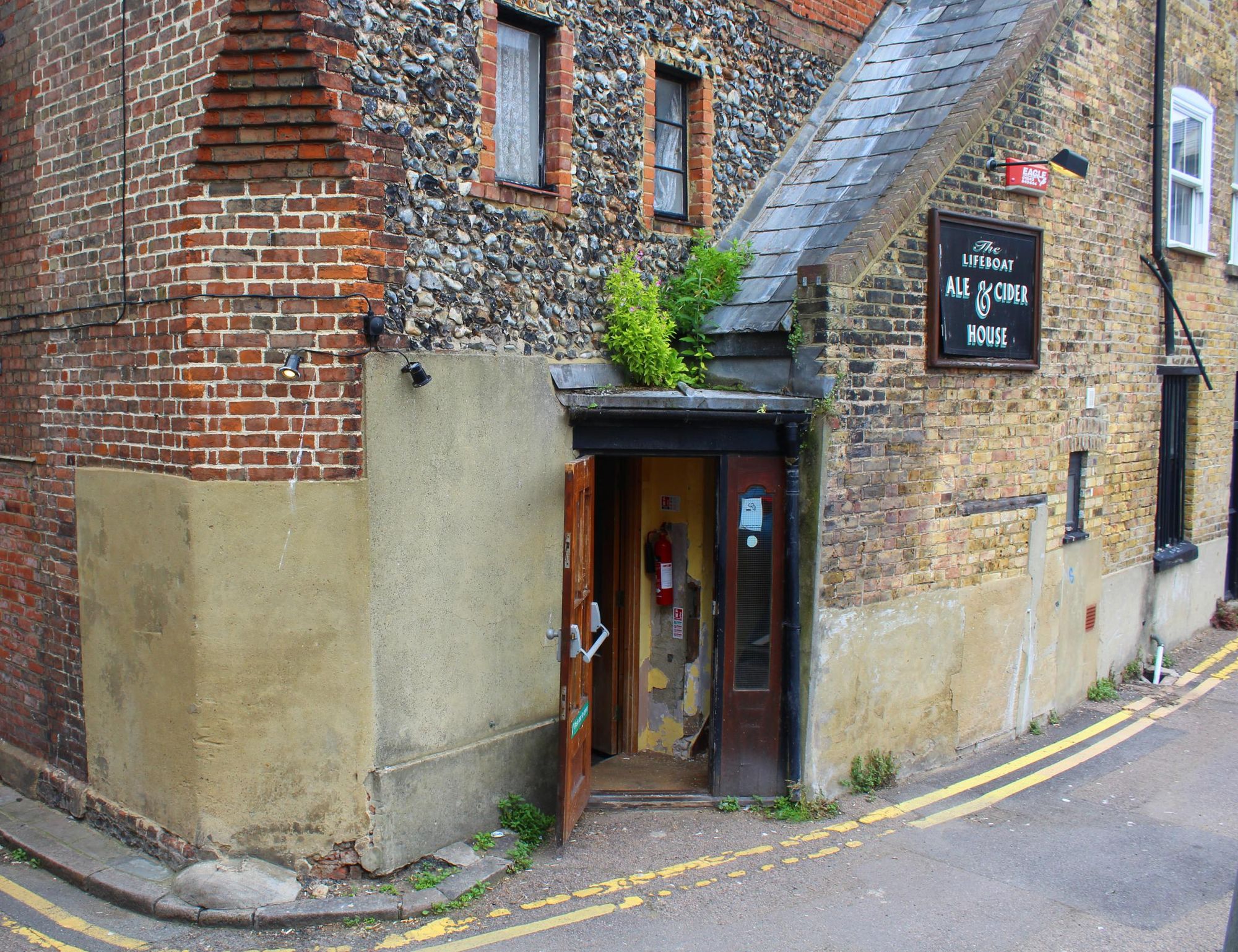 The back sometimes has outdoor seating.. (Pub, External). Published on 15-07-2021