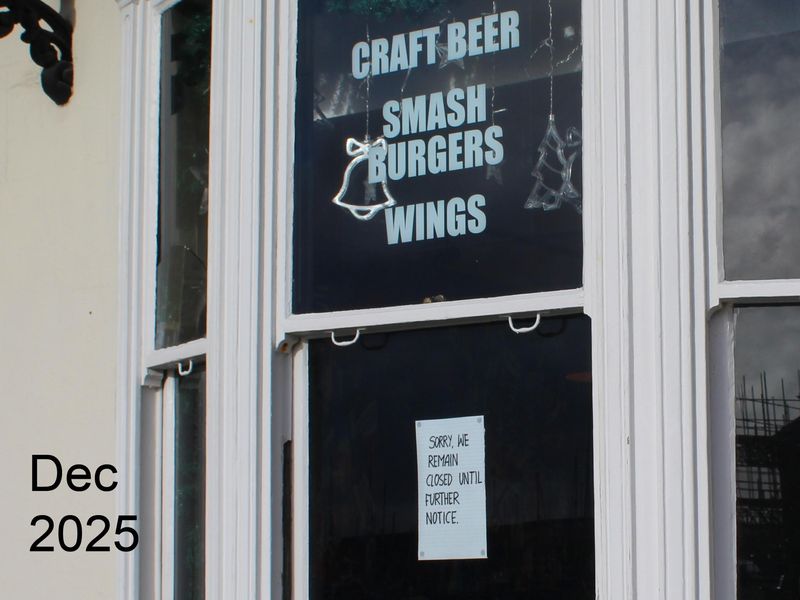 A note in the window gives hope that the bar may soon re-open.. (Key). Published on 28-12-2025 