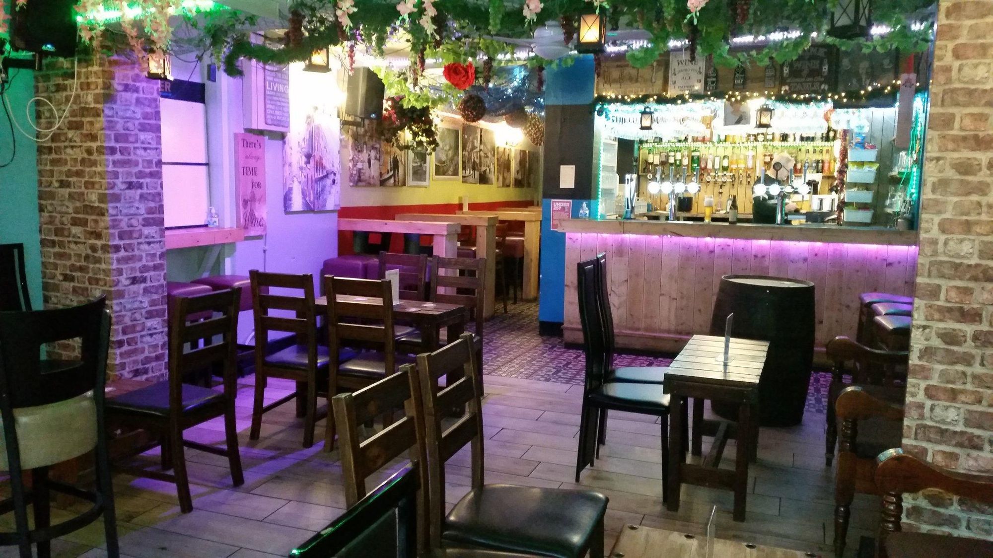 Three Barrels - bar area (February 2022). (Pub, Bar). Published on 02-02-2022