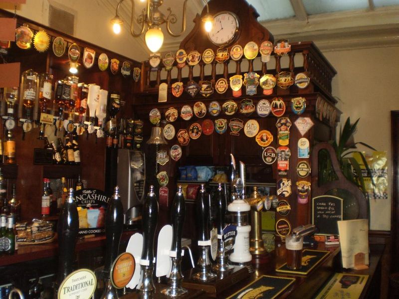 Ducie Arms - Interior - April 2013.JPG. (Pub). Published on 01-01-2013