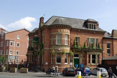 New Lloyds Hotel - Chorlton-Cum-Hardy. (Pub). Published on 25-04-2016