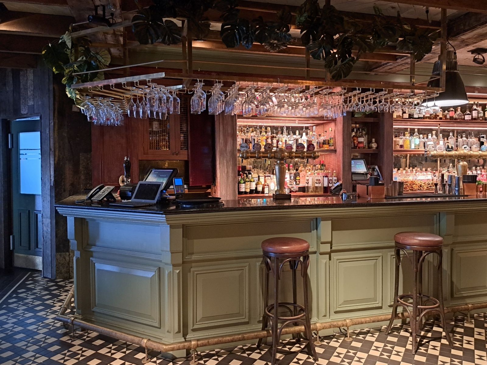 (Pub, Bar). Published on 01-01-1970