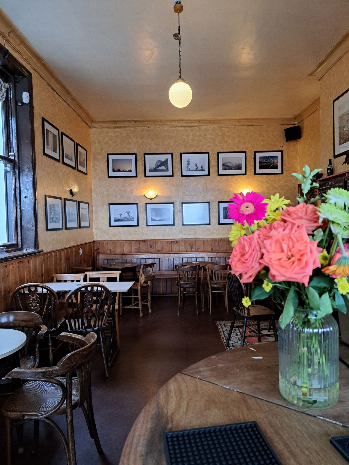 (Pub, Bar). Published on 01-01-1970