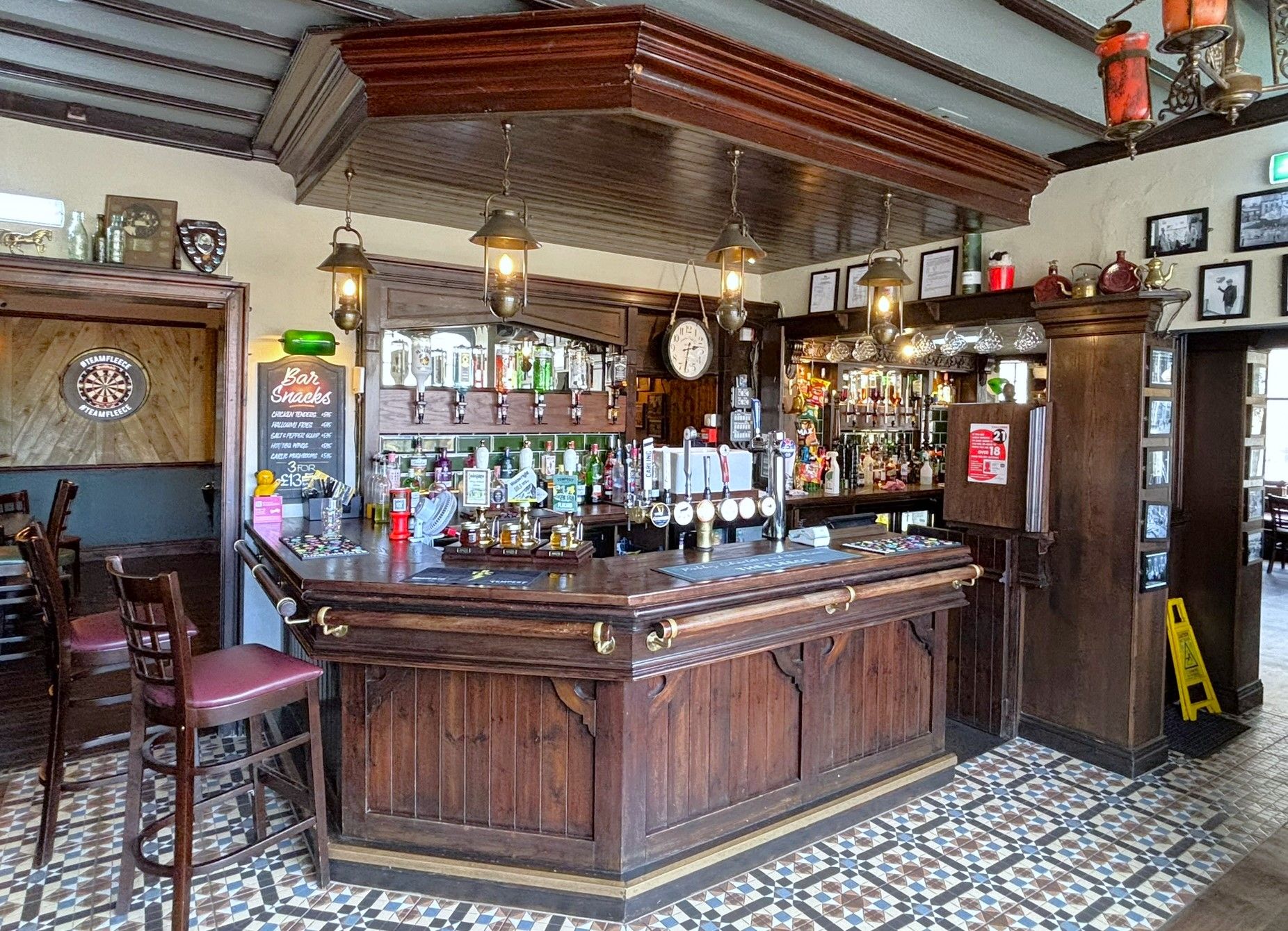 (Pub, Bar). Published on 01-01-1970