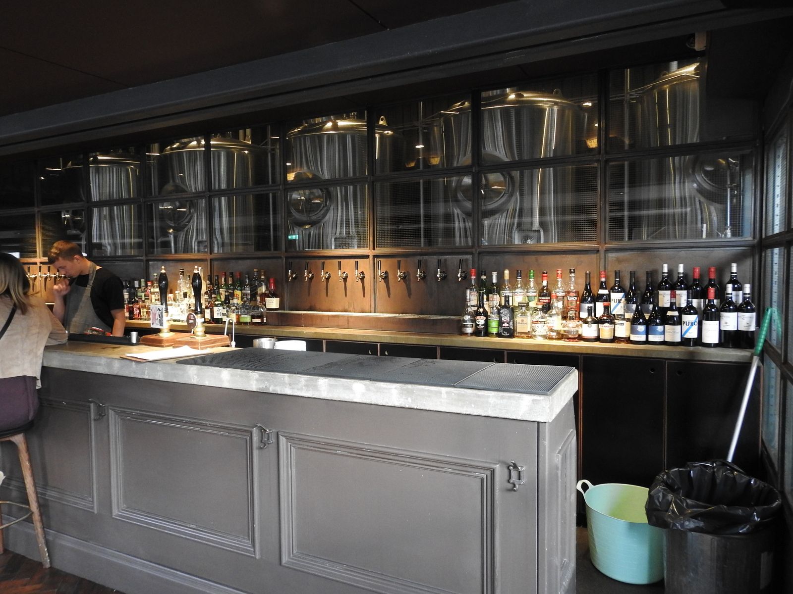 (Pub, Bar). Published on 01-01-1970