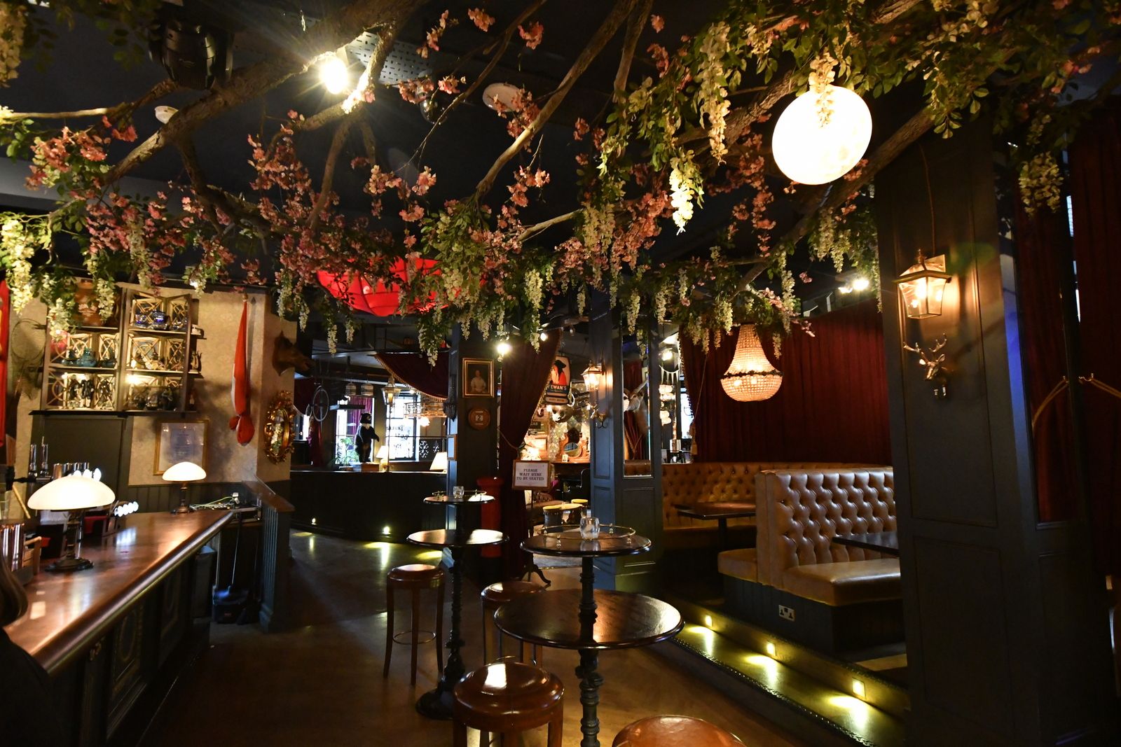 (Pub, Bar). Published on 01-01-1970