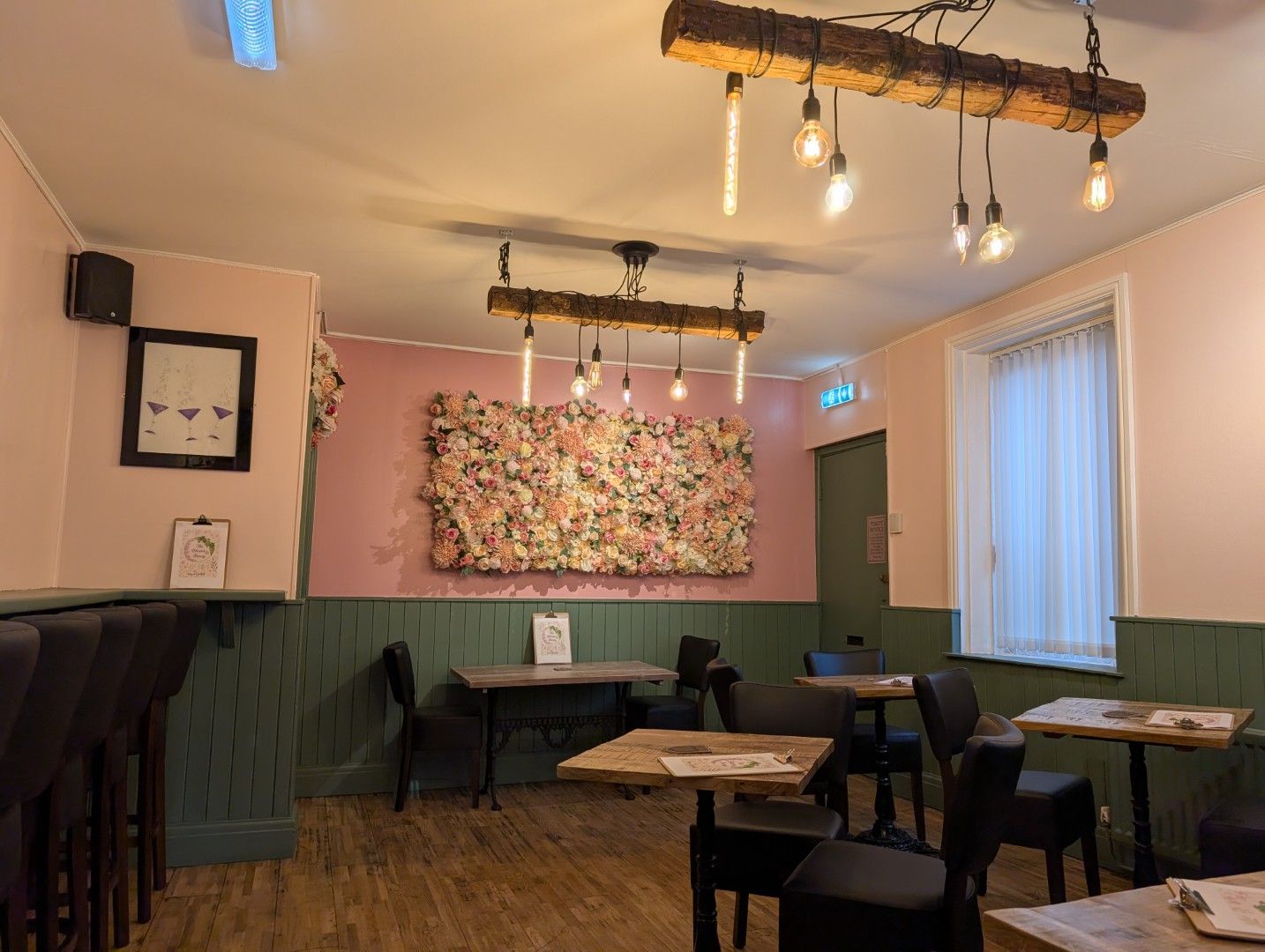 (Pub, Bar). Published on 01-01-1970