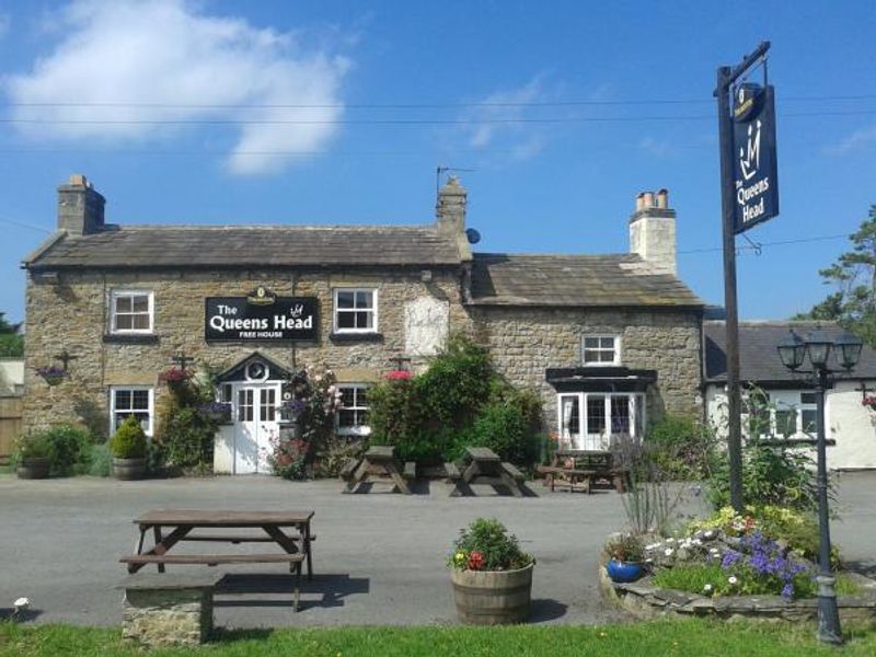 Queen's Head, Finghall. (Pub, External). Published on 06-07-2014