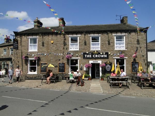 Crown Inn, Hawes. (Pub, External). Published on 06-01-2014