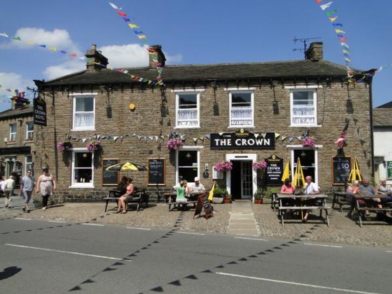 Crown Inn, Hawes. (Pub, External). Published on 06-01-2014